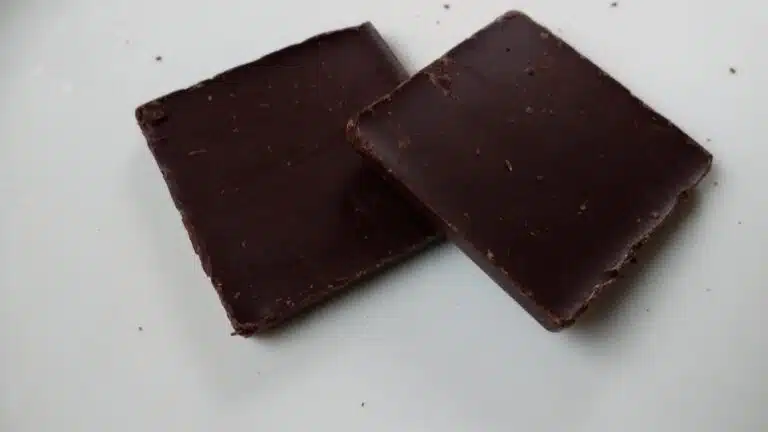 Dos onzas de chocolate oscuro sobre una superficie clara, el tipo de chocolate más peligroso para los perros