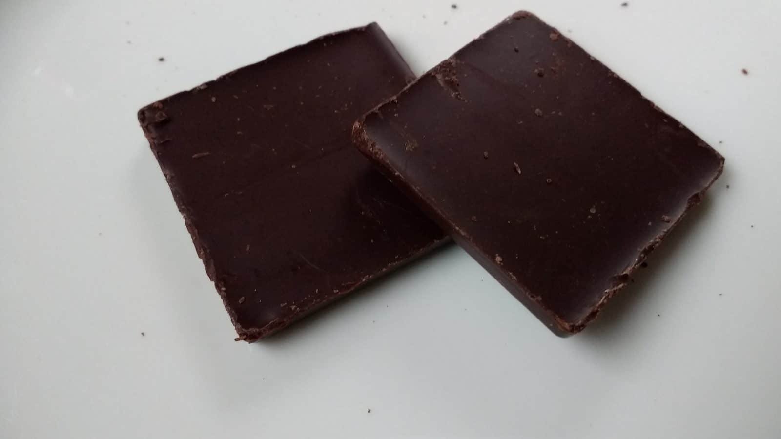 Dos onzas de chocolate oscuro sobre una superficie clara, el tipo de chocolate más peligroso para los perros
